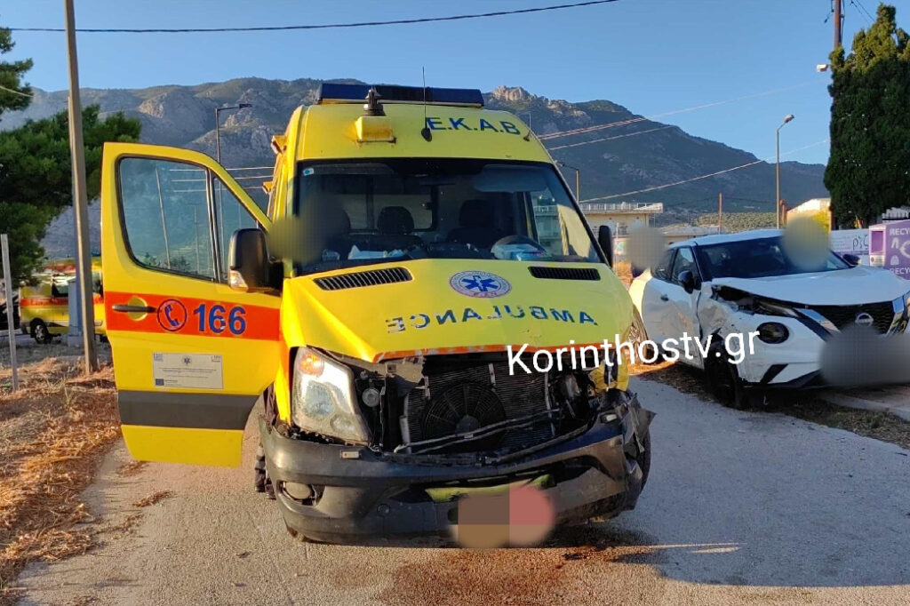 Σοβαρό τροχαίο στο Λουτράκι: Αυτοκίνητο συγκρούστηκε με ασθενοφόρο – Δύο τραυματίες