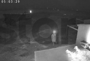 Σούνιο: Γνωστός καλλιτέχνης έβλεπε live τον διαρρήκτη στο σπίτι του - Πώς κατάφερε να τον «διώξει»
