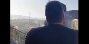 Δείτε το συγκλονιστικό βίντεο από τη στιγμή διάσωσης άνδρα που ετοιμάζεται να πέσει από τον 6ο όροφο