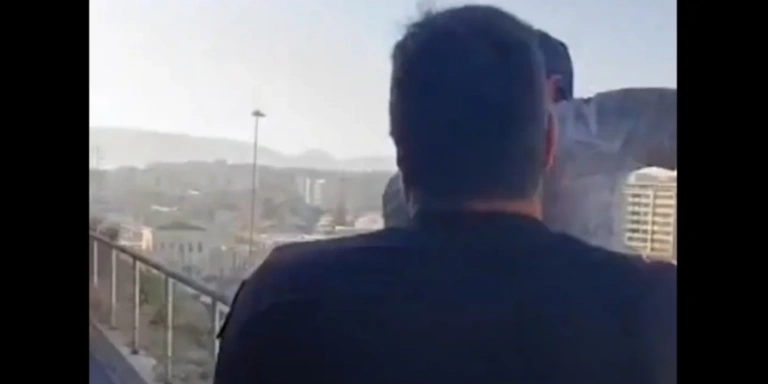 Δείτε το συγκλονιστικό βίντεο από τη στιγμή διάσωσης άνδρα που ετοιμάζεται να πέσει από τον 6ο όροφο