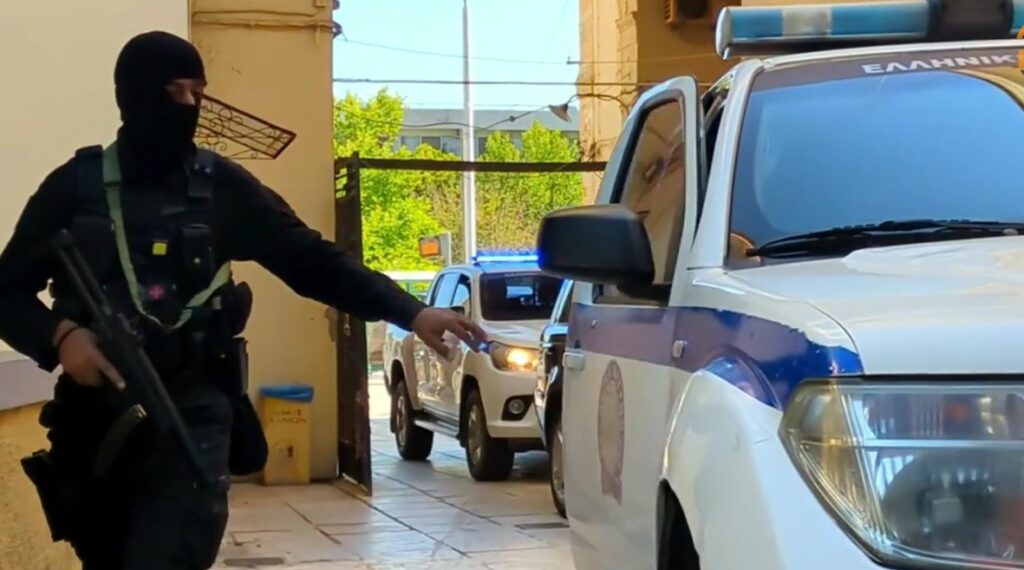 Δολοφονία Σταυρούλας Λεβεντάκη: Η στιγμή που ο 43χρονος κατηγορούμενος φθάνει στα δικαστήρια –