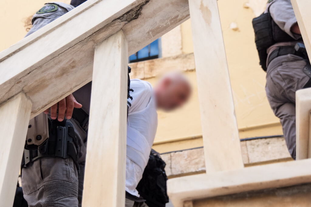 Δολοφονία Σταυρούλας Λεβεντάκη: «Κάθαρμα, δολοφόνε», φώναζαν οι συγγενείς της έξω από τα δικαστήρια 