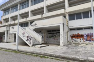 Ελασσόνα: Βανδαλισμοί από οπαδούς ποδοσφαιρικής ομάδας – Καταστροφές σε δημόσιες υποδομές