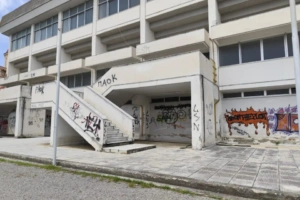 Ελασσόνα: Βανδαλισμοί από οπαδούς ποδοσφαιρικής ομάδας – Καταστροφές σε δημόσιες υποδομές
