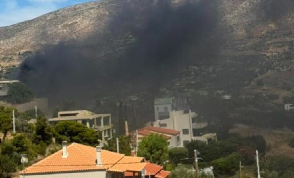 Φωτιά τώρα στα Καλύβια: Καίγονται αυτοκίνητα – Οι πρώτες εικόνες