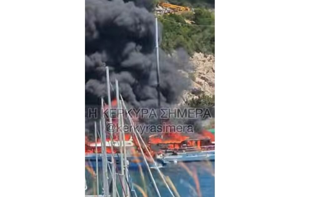 Συναγερμός στους Παξούς: Σκάφη τυλίχθηκαν στις φλόγες στο λιμάνι [Βίντεο]