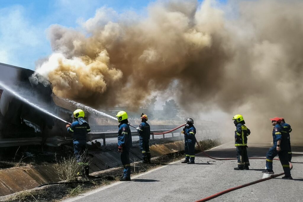Θεσσαλονίκη: Φωτιά σε νταλίκα – Αναφορές για εκρήξεις [Βίντεο]