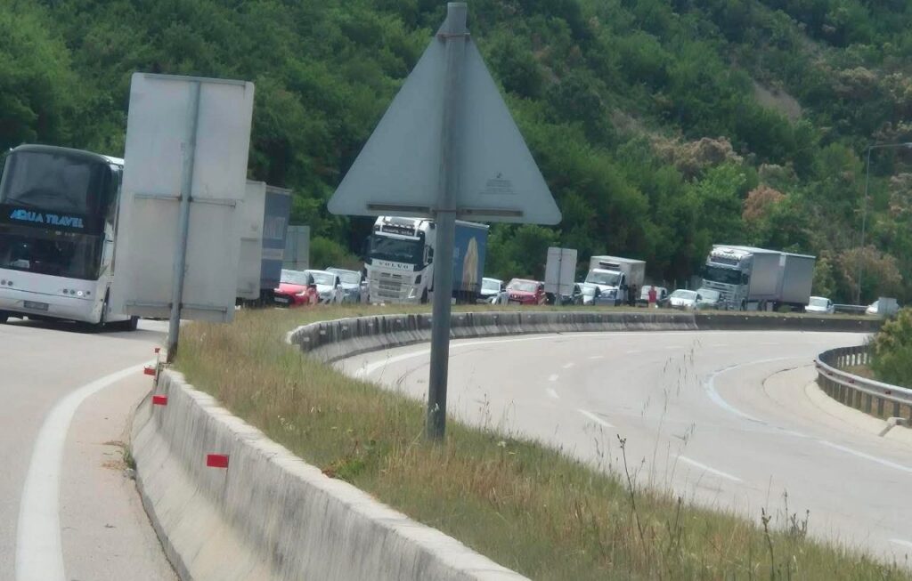 Φωτιά δίπλα στην Εγνατία Οδό – Ουρές χιλιομέτρων στο ρεύμα προς Ιωάννινα