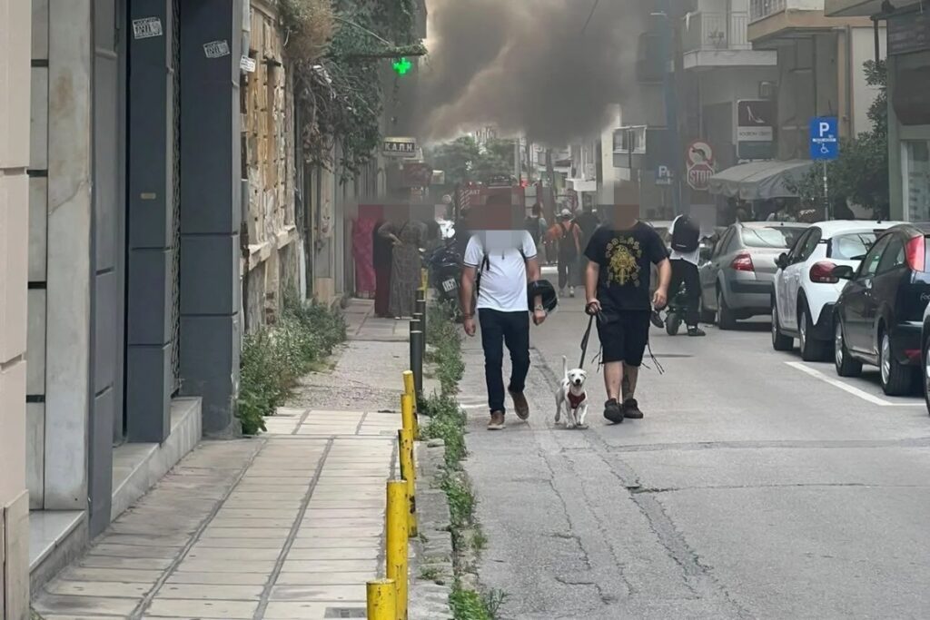 Θεσσαλονίκη: Εκκενώθηκε η πολυκατοικία πάνω από το συνεργείο όπου ξέσπασε μεγάλη φωτιά – Ένας 