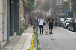 Θεσσαλονίκη: Εκκενώθηκε η πολυκατοικία πάνω από το συνεργείο όπου ξέσπασε μεγάλη φωτιά - Ένας ελαφρά τραυματίας