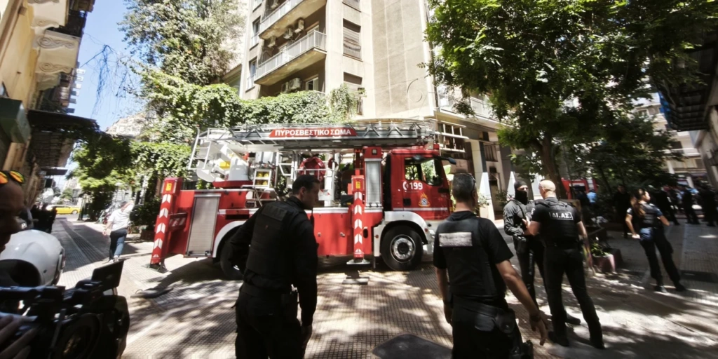 Φωτιά στην Ομόνοια: Από ηλεκτρικό πατίνι η πυρκαγιά στο ξενοδοχείο – Βγήκαν στα μπαλκόνια για να σωθούν
