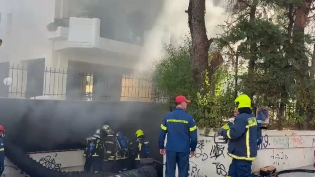 Φωτιά σε ισόγειο πάρκινγκ στην Αγία Παρασκευή – Στις φλόγες ένα αυτοκίνητο