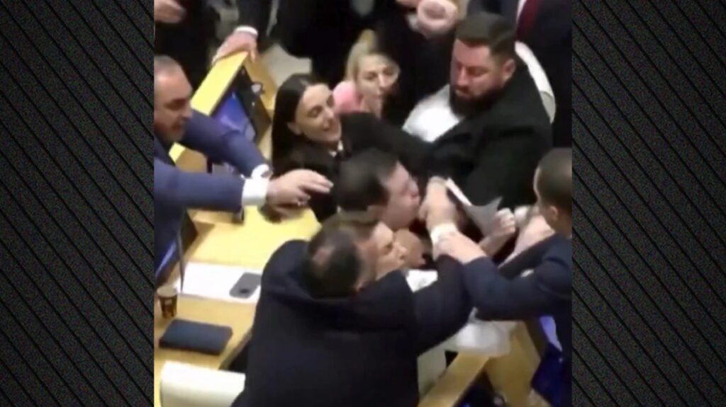 Γροθιές έπεσαν στο Κοινοβούλιο της Γεωργίας – Συμμετείχαν και γυναίκες βουλευτές [Δείτε βίντεο]