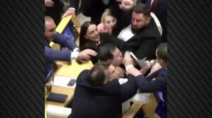 Γροθιές έπεσαν στο Κοινοβούλιο της Γεωργίας – Συμμετείχαν και γυναίκες βουλευτές [Δείτε βίντεο]