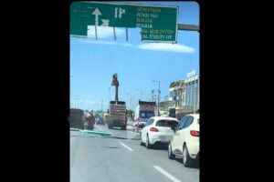 Κηφισός: Γερανοφόρο όχημα χτύπησε πινακίδα - Δείτε πώς σώθηκαν οι επιβάτες μηχανής
