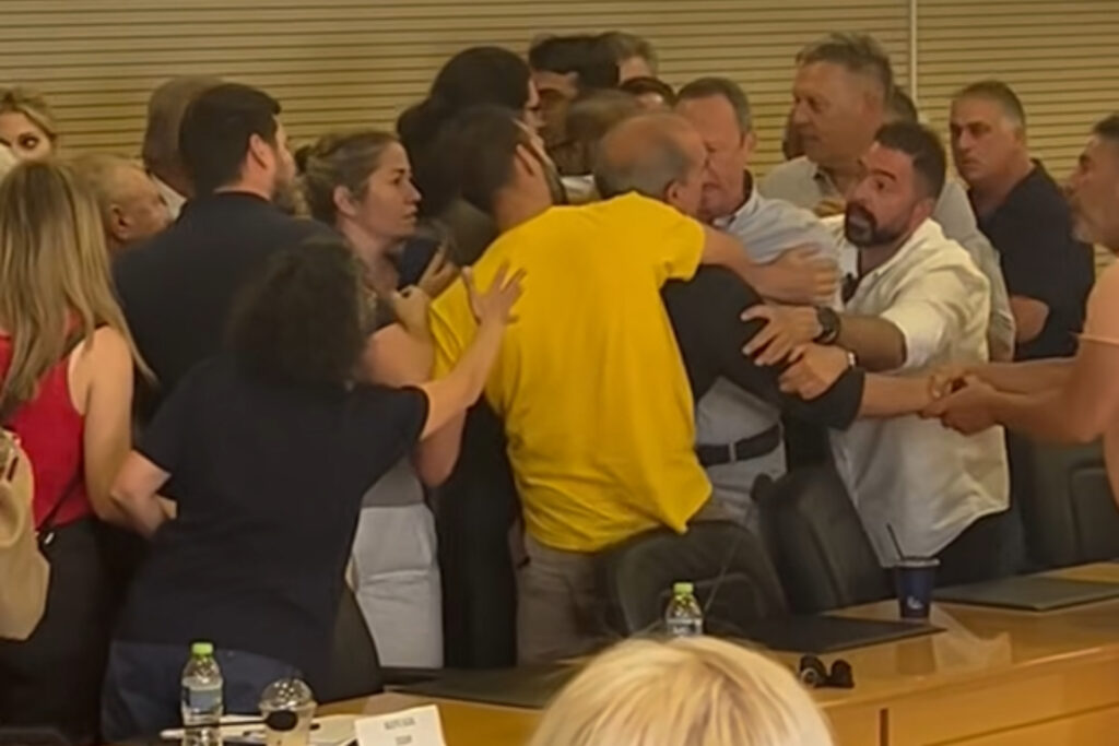 Ηλιούπολη: Σε ρινγκ μετατράπηκε το δημοτικό συμβούλιο – Έπεσε άγριο ξύλο σε live μετάδοση [Βίντεο]