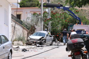 Τροχαίο στην Ηλιούπολη: Φορτηγό εξετράπη και καρφώθηκε σε πολυκατοικία - Δείτε βίντεο