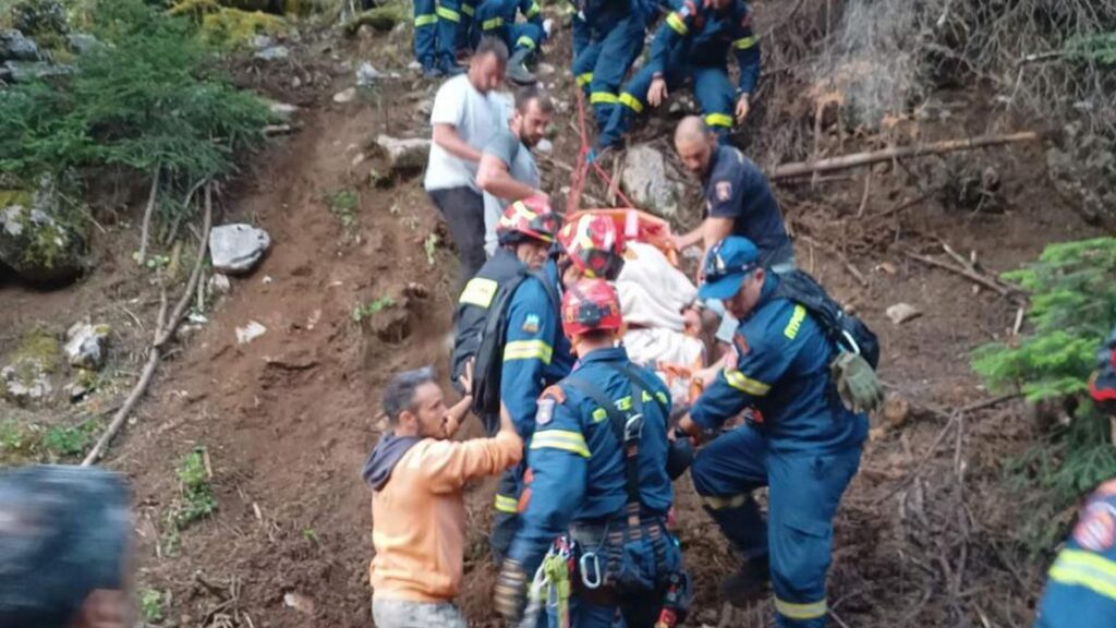 Καλάβρυτα: Ολονύχτια επιχείρηση διάσωσης 62χρονου τραυματία που έπεσε σε γκρεμό [Βίντεο]