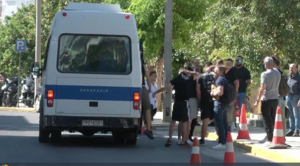 Δολοφονία 15χρονου στην Καλλιθέα: Η μεταγωγή των 7 συλληφθέντων στην Ευελπίδων [Βίντεο]