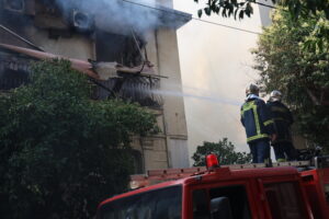 Το πρώτο βίντεο από τη μεγάλη φωτιά σε διώροφο σπίτι στην Καλλιθέα - Δύο άτομα παρέλαβε το ΕΚΑΒ