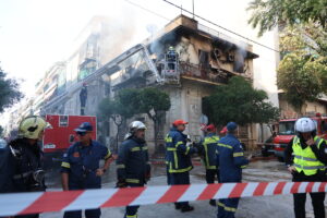 Υπό έλεγχο η μεγάλη φωτιά στην Καλλιθέα - Κάηκε ολοσχερώς το ακίνητο