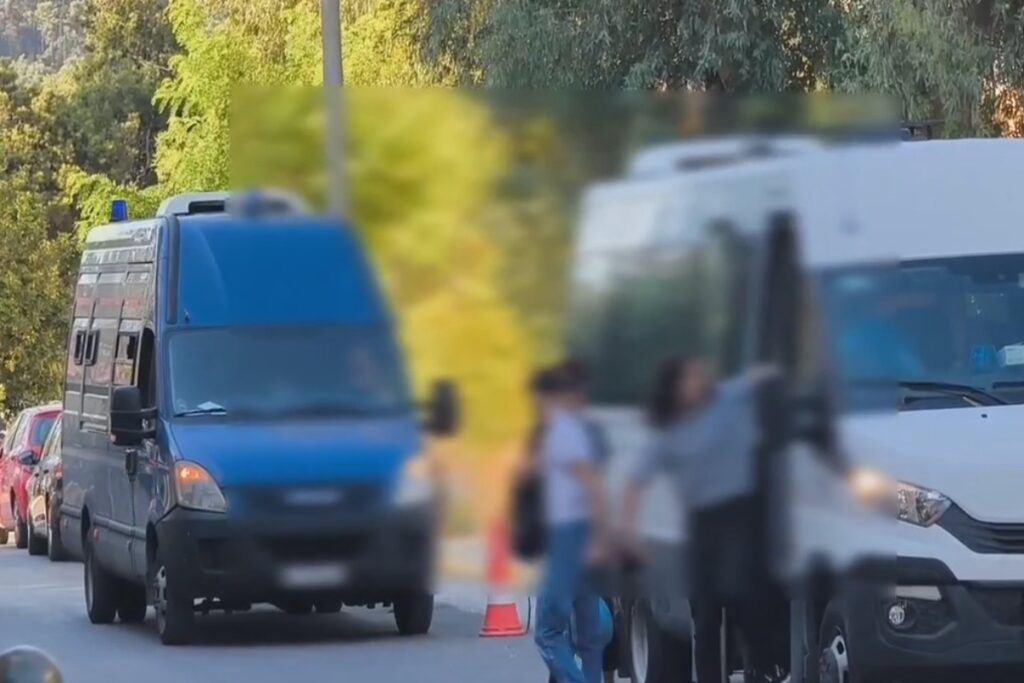 Δολοφονία 15χρονου στην Καλλιθέα: Στην Ευελπίδων οι 7 νεαροί συλληφθέντες [Βίντεο]