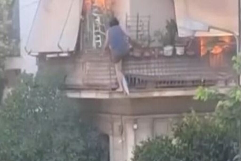 Καλλιθέα: Εξιτήριο πήρε η 75χρονη που πήδηξε από το μπαλκόνι την ώρα που καιγόταν το σπίτι της για ν