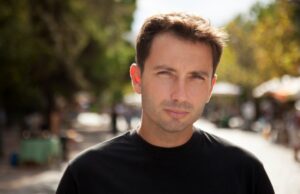 Βάρκιζα: Λαγοκέφαλος δάγκωσε τον τραγουδιστή, Δημήτρη Κανέλλο – «Tη γλιτώσαμε φθηνά…»