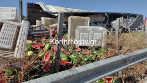Τροχαίο στην Ολυμπία Οδό: Ανατροπή νταλίκας με καρπούζια μετά τα διόδια Καλαμακίου