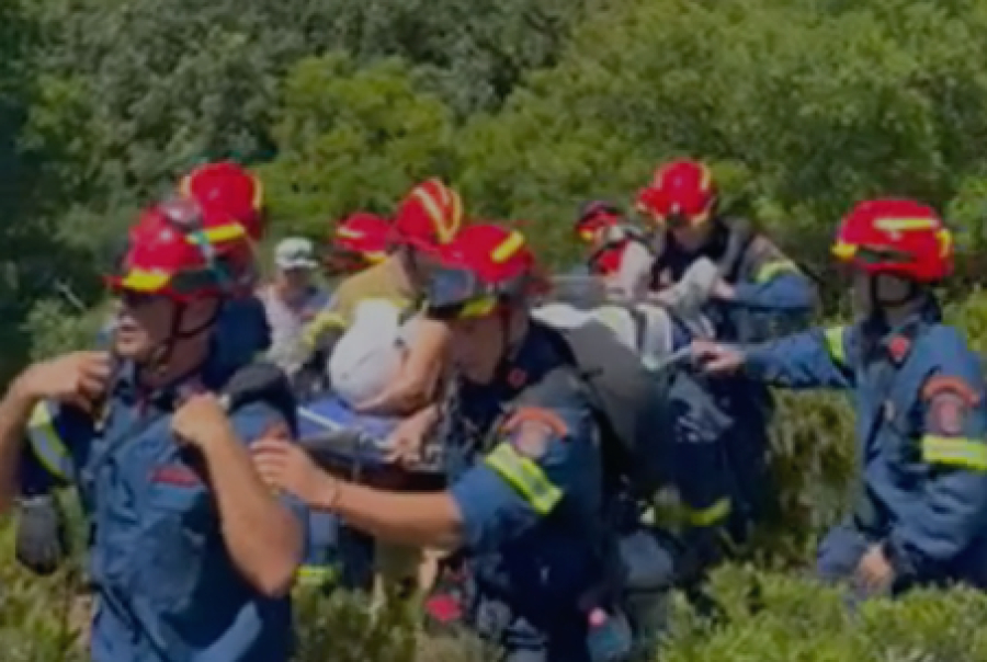 Κεφαλονιά: Επιχείρηση διάσωσης 62χρονης τουρίστριας – Τραυματίστηκε σε δυσπρόσιτη παραλία [Βίντεο]