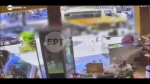 Κερατσίνι: Κινηματογραφική καταδίωξη από τα Μέγαρα κατέληξε σε σύγκρουση με σχολικό λεωφορείο [Βίντεο]