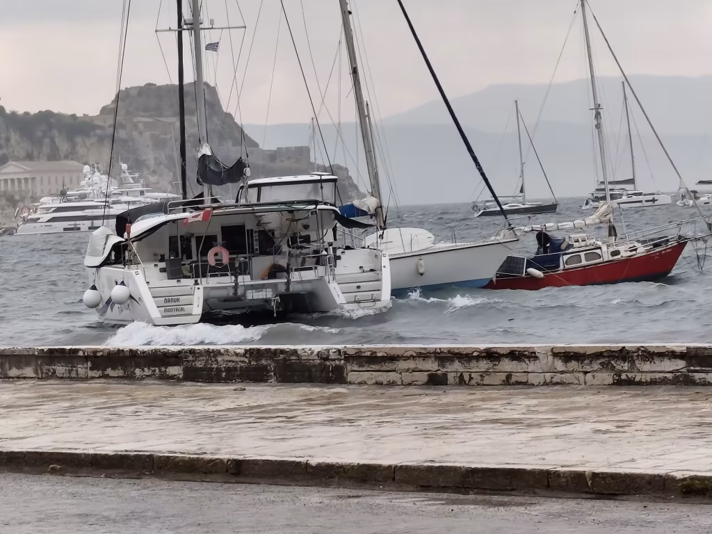Ισχυρό μπουρίνι στην Κέρκυρα προκάλεσε ζημιές σε αγκυροβολημένα σκάφη