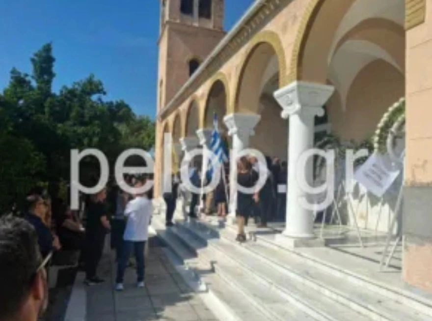 Θρήνος στην Πάτρα: Αποχαιρετούν πατέρα και γιο που σκοτώθηκαν σε τροχαίο [Εικόνες]