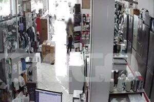 Θεσσαλονίκη: Μπήκε σε κατάστημα, έκλεψε μία ισιωτική και έφυγε σαν κυρία – Δείτε το βίντεο