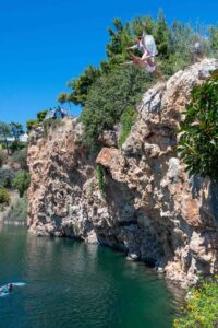 Κρήτη: Νεόνυμφοι αθλητές γιόρτασαν τον γάμο τους με εντυπωσιακές βουτιές στη λίμνη Αγίου Νικολάου