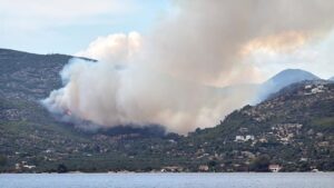 Φωτιά στην Περαχώρα Κορινθίας: Βελτιωμένη η εικόνα – 106 πυροσβέστες στο μέτωπο - Σε επιφυλακή οι κάτοικοι μετά το 112
