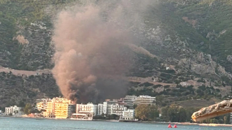 Φωτιά ξέσπασε σε εγκαταλελειμμένο ξενοδοχείο κοντά σε σπίτια στο Λουτράκι- Δείτε βίντεο