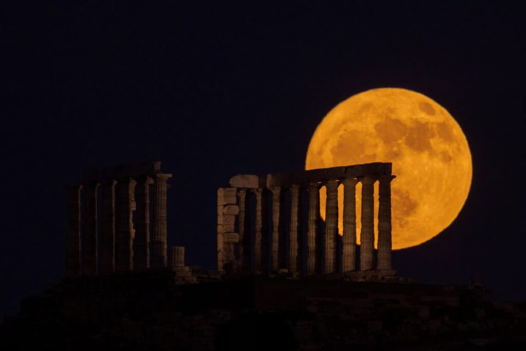 Η Πανσέληνος της Φράουλας φωτίζει απόψε τον ουρανό – Το σπάνιο φαινόμενο που δεν θα ξαναδούμε πριν α