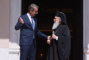 Πατριάρχης Ιεροσολύμων σε Μητσοτάκη: Νομίζω ο Τραμπ θα ήθελε να επισκεφτεί την Ελλάδα