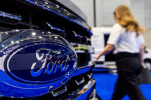 Ford: Παραδέχθηκε την αποτυχία της AI – Επαναπροσλαμβάνει 300 έμπειρους μηχανικούς γιατί η τεχνητή νοημοσύνη δεν τα κατάφερε