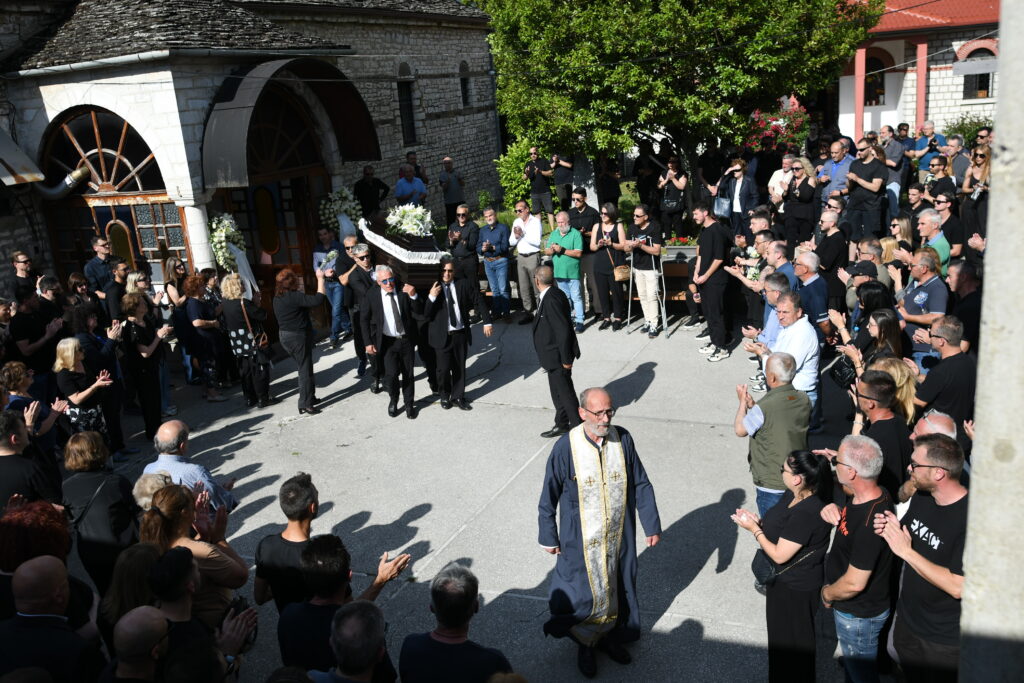 Θρήνος στην κηδεία του Μάριου Οικονόμου [Εικόνες]