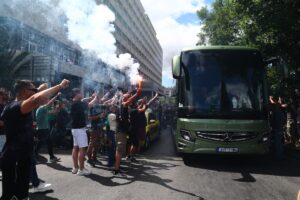 Basket League: Πάνω από 4.000 οπαδοί του Παναθηναϊκού αποθέωσαν την ομάδα πριν την αναχώρηση για ΣΕΦ [Εικόνες]
