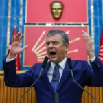 Τουρκία: Βαθαίνει η κρίση στο CHP μετά τη δικαστική καθαίρεση Οζέλ