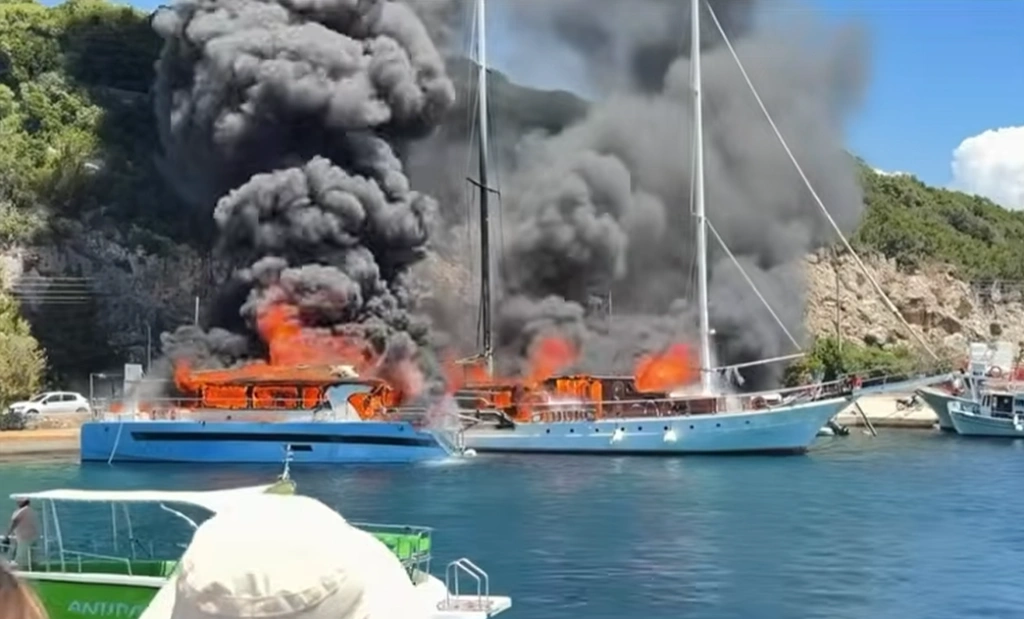 Παξοί: Υπό έλεγχο η φωτιά σε δύο σκάφη στο λιμάνι του Γαΐου – Βίντεο από τη στιγμή της καταστροφής