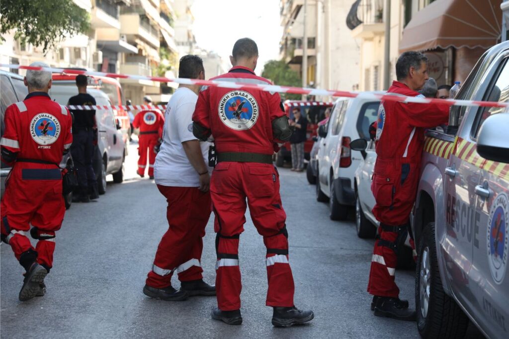 Πετράλωνα: Σκυλάκι φέρεται να παγιδεύτηκε στα συντρίμμια της πολυκατοικίας