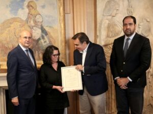 Το πτυχίο του Βαγγέλη Γιακουμάκη παραδόθηκε στην οικογένειά του από τον Μαργαρίτη Σχοινά