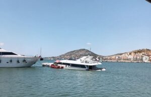 Βυθίστηκε ιδιωτικό σκάφος στη μαρίνα Σαλαμίνας – Η αντίδραση της ΠΕΠΙΕΘ [βίντεο]