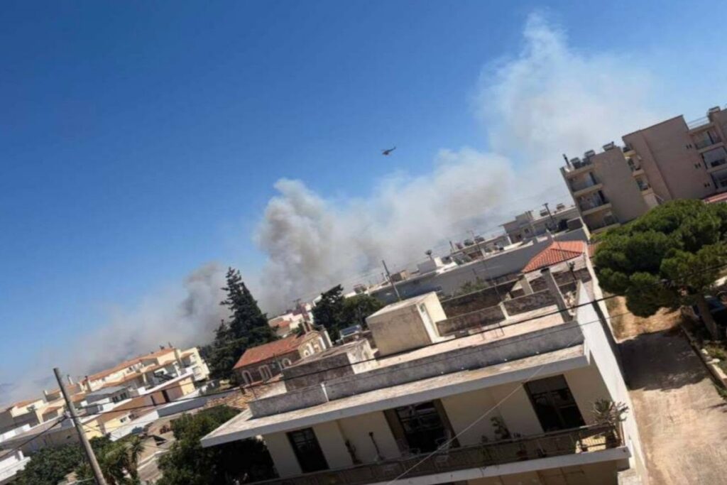 Φωτιά στα Σπάτα: Ήχησε το 112 – «Παραμείνετε σε ετοιμότητα» – Επιχειρούν 6 εναέρια μέσα