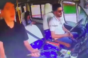 Τουρκία: Η σοκαριστική στιγμή που λεωφορείο «καρφώνεται» σε τοίχο αφού αποκοιμήθηκε ο οδηγός – 7 τραυματίες [βίντεο]
