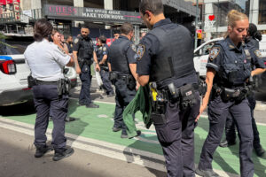 Χάος στην Times Square: Πυροβολισμοί και επίθεση με μαχαίρι προκάλεσαν πανικό στο πλήθος